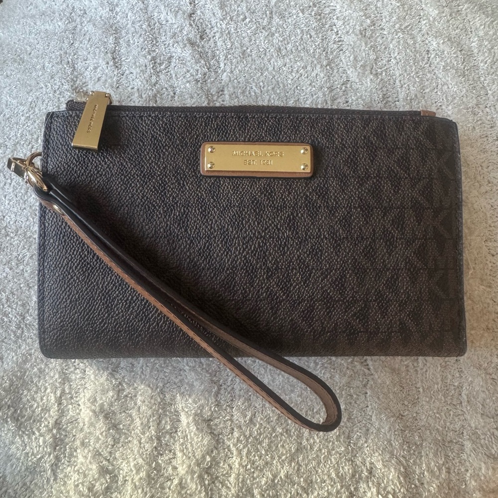 Michael kors wristlet